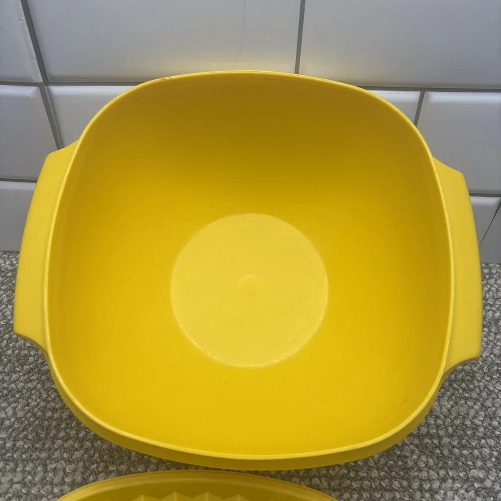 Tupperware bowl excellent